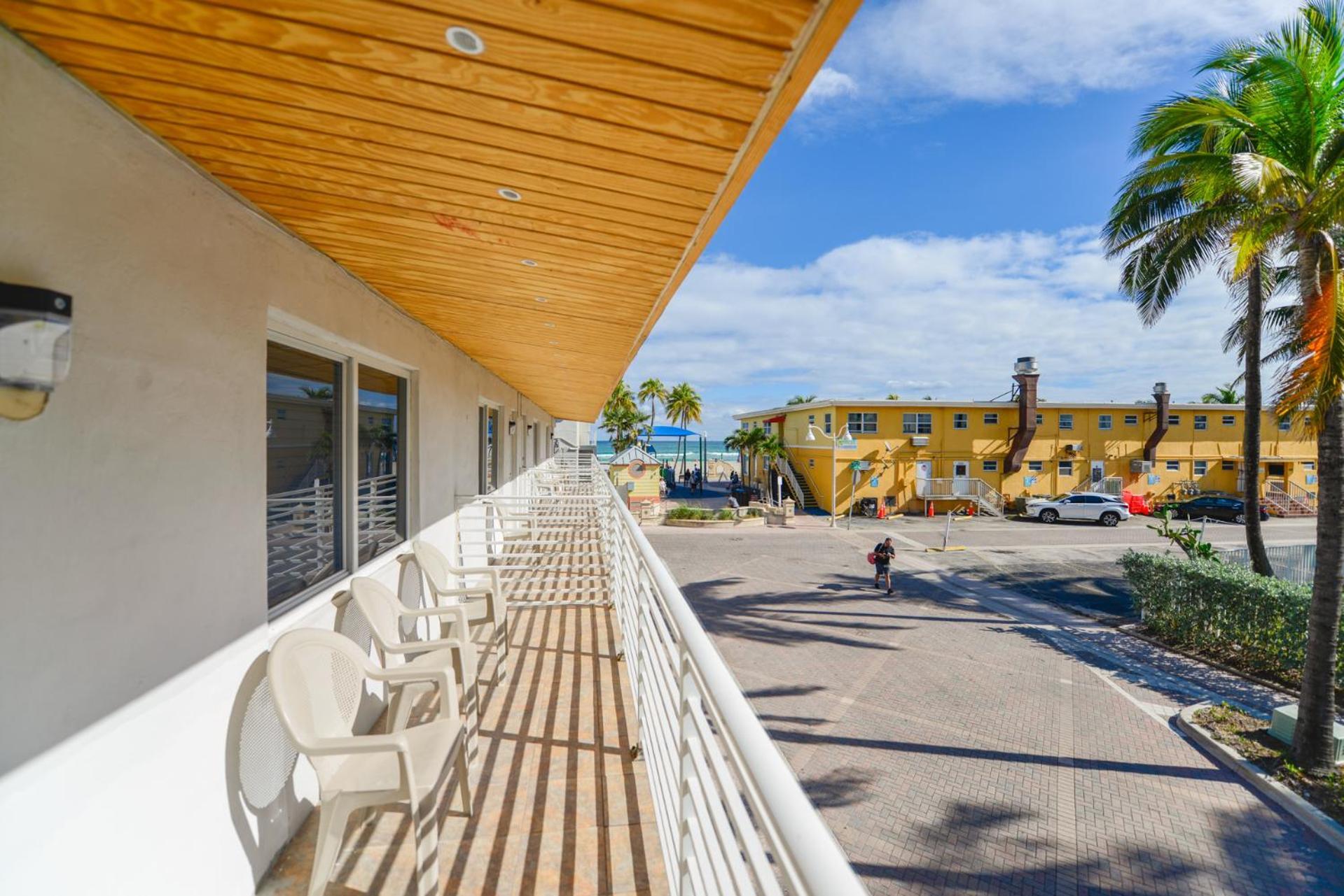 Amazing Balcony Studio At The Beach With Parking -M44 Холивуд Екстериор снимка